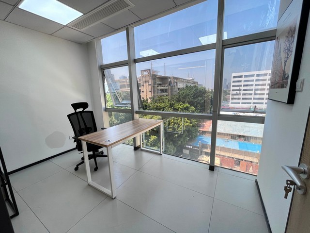 河南锂电池40瓦太阳能路灯图片